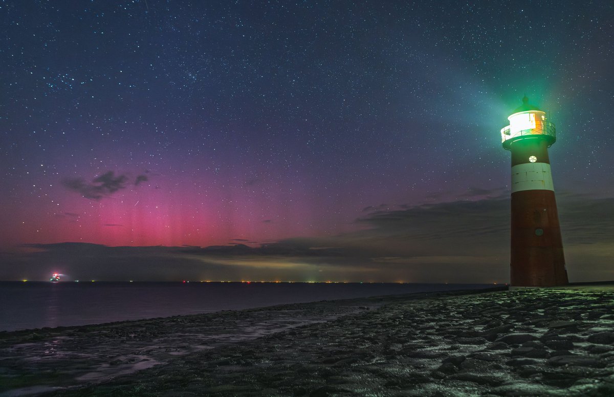 Een prachtige noorderlicht show gisteravond rond de klok van 23.45 uur bij vuurtoren Noorderhoofd in Westkapelle. De opklaringen zaten precies in de goede hoek om de felste substorm goed in beeld te krijgen #noorderlicht #Zeeland #fotografie