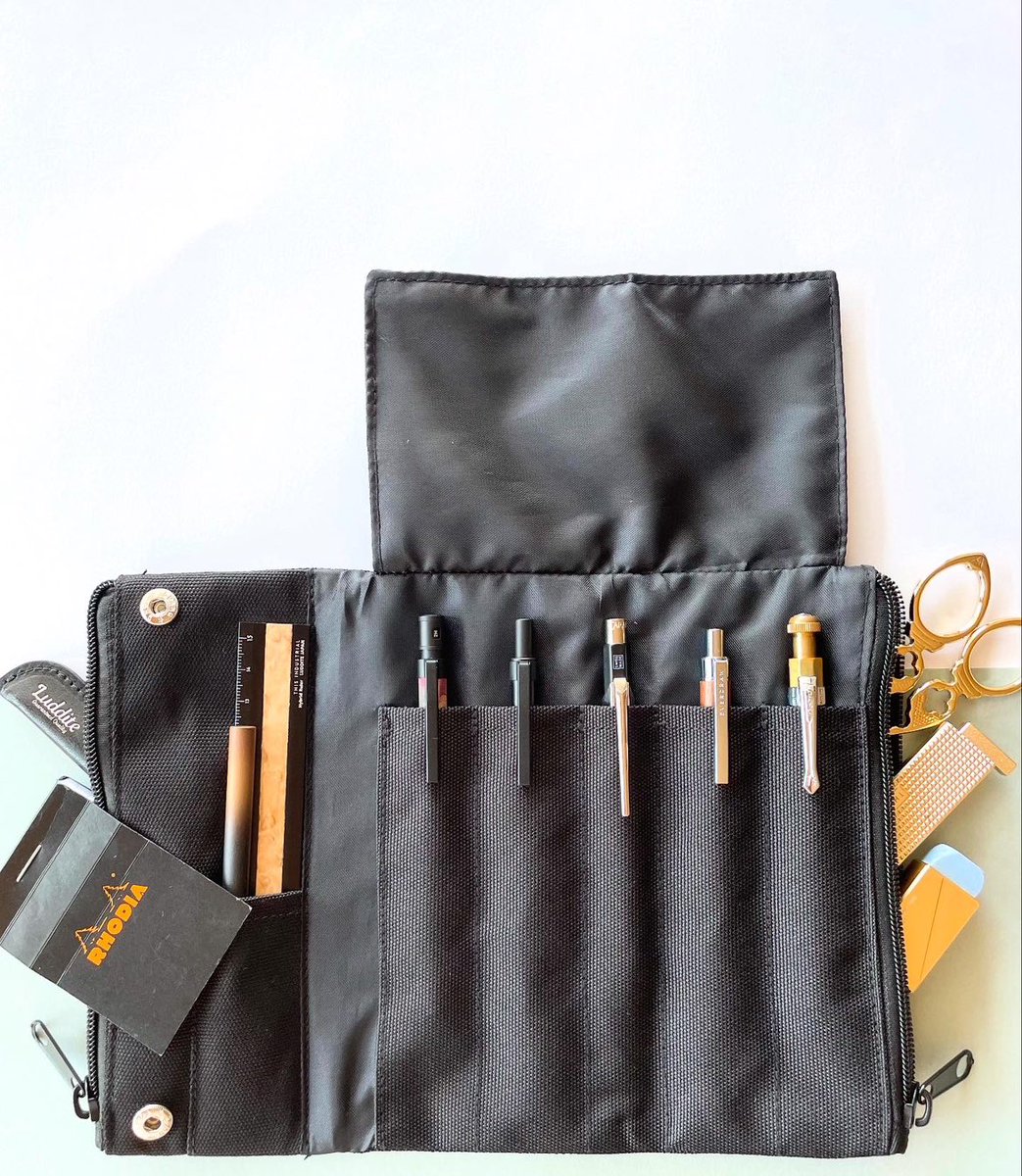 場面4
RESONANCE Bendy Pencase Essential Black (Photo by オギー)