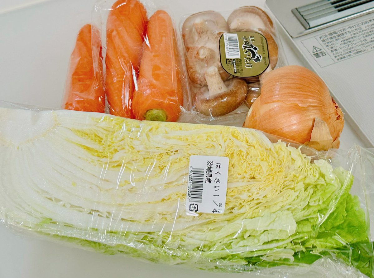 natsumegu0320's tweet photo. 子供が３歳になってもこれやってるの多分私だけだろうなぁ。

味付けはなしでブロッコリー、人参、シイタケ、玉ねぎ、白菜を細かく切って煮てる。朝は時間ないけど野菜食べさせたいから解凍して納豆に混ぜてるし夜はスープにしたり鳥つくねのタネに混ぜたり色々使えるから便利なのよ〜🥹 https://t.co/euIDtEBkVv