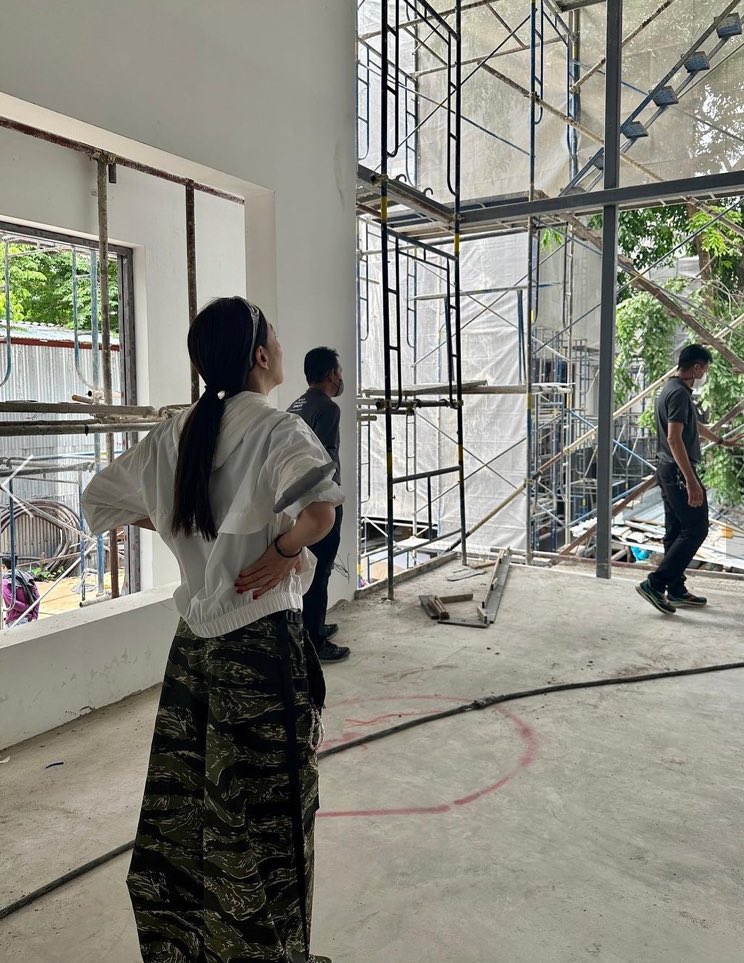 เต็คแต้วในตำนาน จบสถาปัตย์ จุฬาฯ เกียรตินิยม ธีสิสเกรด A เก่งจนอาจารย์บอกว่าไม่อยากให้แต้วทิ้งงานสถาปนิกเลย ซึ่งปัจจุบันแต้วก็ยังทำงานเกี่ยวกับสถาปนิกอยู่ มีบริษัทอสังหาของตัวเองด้วย เท่มาก เก่งมาก คนอะไรเก่งทุกอย่าง