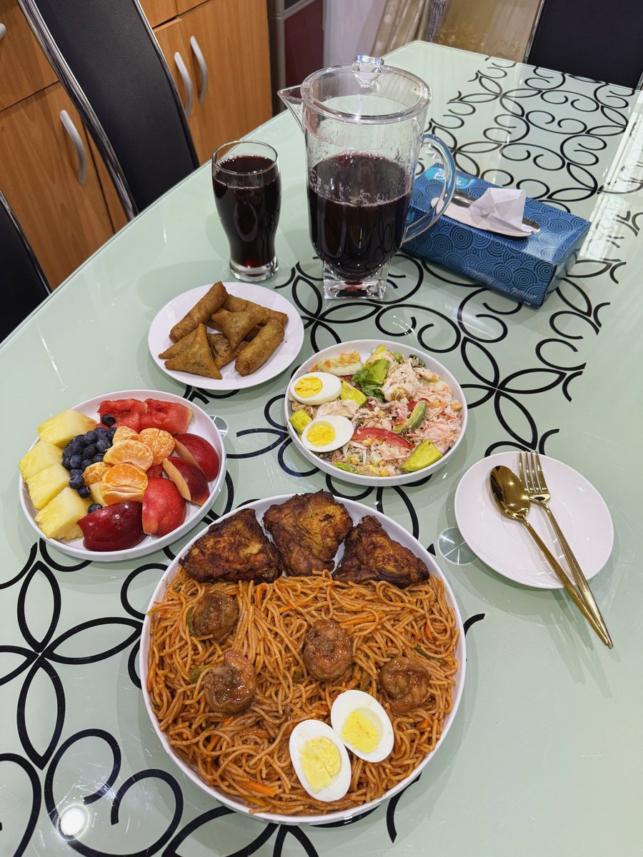 Breakfast with zobo made by yours truly!☺️😍🍝🍗🥗🍹