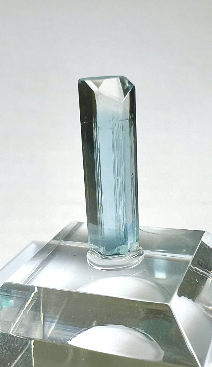 【地球研究室便り】
ご紹介その3
菱マンガン鉱 2点 南アフリカ
菱マンガン鉱 スイートホーム コロラド
アクアマリン ナミビア