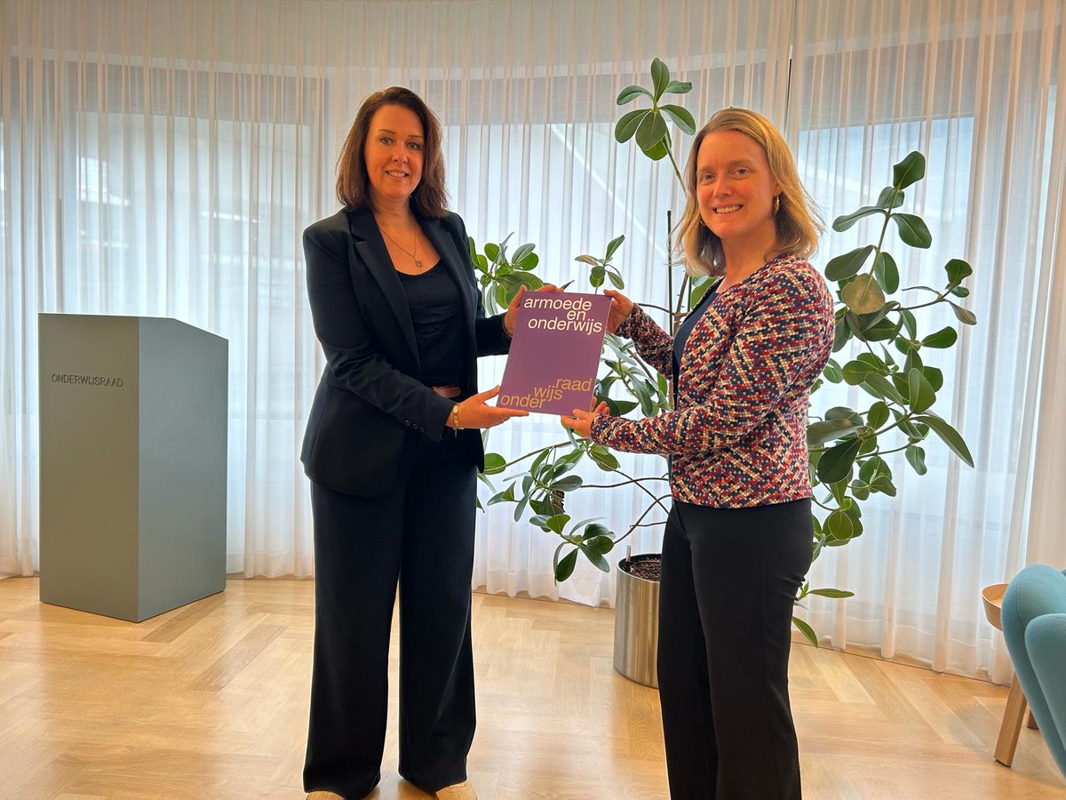 Louise Elffers van de Onderwijsraad overhandigt het rapport "Armoede en onderwijs" aan Anita Pijpelink van de commissie <a href="/OCW_TK/">Vaste Commissie OCW Tweede Kamer</a>. Terugdringen van armoede en de gevolgen ervan  voor de schoolloopbanen van jongeren vraagt om  gezamenlijke inzet van iedereen in en om het onderwijs.