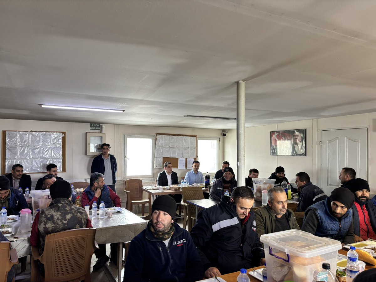 TC_pinarbasi's tweet photo. Kaymakamımız Salih Ağar; Elmacı Maden İşletmesini ziyaret ederek çalışmalar hakkında işletme sahipleri Alper Tuna Elmacı ve Yunus Emre Elmacı’dan bilgi aldı.
Kaymakamımız daha sonra maden işçileriyle yemek programında bir araya gelerek sohbet etti.
@gokmen_cicek_ https://t.co/63ajxZJhWI