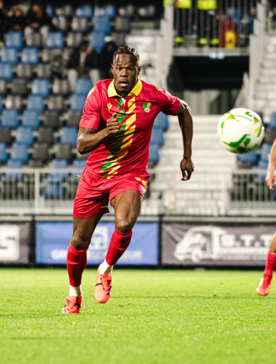 _BeFootball's tweet photo. 🚨 GAÏUS MAKOUTA 🇨🇬, 𝗜𝗡𝗧𝗘𝗥𝗡𝗔𝗧𝗜𝗢𝗡𝗔𝗟 𝗖𝗢𝗡𝗚𝗢𝗟𝗔𝗜𝗦, 𝗣𝗢𝗨𝗦𝗦𝗘 𝗨𝗡 𝗘́𝗡𝗢𝗥𝗠𝗘 𝗖𝗢𝗨𝗣 𝗗𝗘 𝗚𝗨𝗘𝗨𝗟𝗘 𝗣𝗢𝗨𝗥 𝗙𝗔𝗜𝗥𝗘 𝗕𝗢𝗨𝗚𝗘𝗥 𝗟𝗘𝗦 𝗖𝗛𝗢𝗦𝗘𝗦 𝗔̀ 𝗟𝗔 𝗙𝗘́𝗗𝗘́𝗥𝗔𝗧𝗜𝗢𝗡 😤😤 (force aux Congolais 😳🙏🏼) :

« 𝗕𝗲𝗮𝘂𝗰𝗼𝘂𝗽 𝗱𝗲 𝗽𝗮𝘆𝘀 𝗲́𝘃𝗼𝗹𝘂𝗲𝗻𝘁 𝗽𝗲𝗻𝗱𝗮𝗻𝘁 𝗾𝘂𝗲 𝗹𝗲 𝗺𝗶𝗲𝗻 𝗻𝗲 𝗳𝗮𝗶𝘁 𝗾𝘂𝗲 𝗱𝗲 𝗿𝗲́𝗴𝗿𝗲𝘀𝘀𝗲𝗿 𝗳𝗼𝗼𝘁𝗯𝗮𝗹𝗹𝗶𝘀𝘁𝗶𝗾𝘂𝗲𝗺𝗲𝗻𝘁. 

Il faut qu’on mette des choses en place, qu’on construise quelque chose, 𝗺𝗮𝗶𝘀 𝗰̧𝗮, 𝗶𝗹𝘀 𝗻𝗲 𝗹𝗲 𝗰𝗼𝗺𝗽𝗿𝗲𝗻𝗻𝗲𝗻𝘁 𝗽𝗮𝘀 (…) 𝗟𝗮 𝘀𝗲́𝗹𝗲𝗰𝘁𝗶𝗼𝗻, 𝗰’𝗲𝘀𝘁 𝗻’𝗶𝗺𝗽𝗼𝗿𝘁𝗲 𝗾𝘂𝗼𝗶 𝗲𝗻 𝘁𝗲𝗿𝗺𝗲𝘀 𝗱’𝗼𝗿𝗴𝗮𝗻𝗶𝘀𝗮𝘁𝗶𝗼𝗻. 

On devait jouer un match face au Niger, 𝗹𝗮 𝗳𝗲́𝗱𝗲́𝗿𝗮𝘁𝗶𝗼𝗻 𝗮𝘃𝗮𝗶𝘁 𝟱 𝗺𝗼𝗶𝘀 𝗱𝗲 𝗽𝗿𝗲́𝗽𝗮𝗿𝗮𝘁𝗶𝗼𝗻, 𝗲𝘁 𝗼𝗻 𝘀’𝗲𝘀𝘁 𝗿𝗲𝘁𝗿𝗼𝘂𝘃𝗲́ 𝗮𝘃𝗲𝗰 𝘂𝗻 𝘁𝗲𝗿𝗿𝗮𝗶𝗻 𝗽𝗮𝘀 𝗮𝘂𝘅 𝗻𝗼𝗿𝗺𝗲𝘀. 𝗟𝗮 𝗙𝗜𝗙𝗔 𝗮 𝗱𝗲́𝗰𝗶𝗱𝗲́ 𝗱’𝗮𝗻𝗻𝘂𝗹𝗲𝗿 𝗹𝗲 𝗺𝗮𝘁𝗰𝗵 𝗲𝘁 𝗼𝗻 𝗮 𝗱𝗲́𝗰𝗹𝗮𝗿𝗲́ 𝗳𝗼𝗿𝗳𝗮𝗶𝘁. 😳❌

𝗧𝗼𝘂𝘁 𝗲𝘀𝘁 𝘁𝗼𝘂𝗷𝗼𝘂𝗿𝘀 𝗳𝗮𝗶𝘁 𝗮̀ 𝗹𝗮 𝗱𝗲𝗿𝗻𝗶𝗲̀𝗿𝗲 𝗺𝗶𝗻𝘂𝘁𝗲, on connaît la réalité de l’Afrique, 𝗺𝗮𝗶𝘀 𝗻𝗼𝘂𝘀, 𝗼𝗻 𝗻’𝗮𝘃𝗮𝗻𝗰𝗲 𝗽𝗮𝘀. 

Avec le Pakistan 🇵🇰, 𝗼𝗻 𝗲𝘀𝘁 𝗹𝗲 𝘀𝗲𝘂𝗹 𝗽𝗮𝘆𝘀 𝗮̀ 𝗲̂𝘁𝗿𝗲 𝘀𝘂𝘀𝗽𝗲𝗻𝗱𝘂 𝗽𝗮𝗿 𝗹𝗮 𝗙𝗜𝗙𝗔, 𝗽𝗼𝘂𝗿 𝗶𝗻𝗴𝗲́𝗿𝗲𝗻𝗰𝗲. 𝗜𝗹 𝘆 𝗮 𝗷𝗲 𝗻𝗲 𝘀𝗮𝗶𝘀 𝗰𝗼𝗺𝗯𝗶𝗲𝗻 𝗱𝗲 𝗽𝗮𝘆𝘀 𝗱𝗮𝗻𝘀 𝗹𝗲 𝗺𝗼𝗻𝗱𝗲, 𝗺𝗮𝗶𝘀 𝗶𝗹 𝗳𝗮𝘂𝘁 𝗾𝘂𝗲 𝗰𝗲 𝘀𝗼𝗶𝘁 𝗹𝗲 𝗖𝗼𝗻𝗴𝗼 𝗱𝗮𝗻𝘀 𝗰𝗲 𝗴𝗲𝗻𝗿𝗲 𝗱’𝗮𝗳𝗳𝗮𝗶𝗿𝗲𝘀. 😪

𝗔𝘂𝗷𝗼𝘂𝗿𝗱’𝗵𝘂𝗶, 𝗱𝗲𝘀 𝗷𝗼𝘂𝗲𝘂𝗿𝘀 𝗽𝗿𝗲́𝗳𝗲̀𝗿𝗲𝗻𝘁 𝗿𝗲𝘀𝘁𝗲𝗿 𝗱𝗮𝗻𝘀 𝗹𝗲𝘂𝗿𝘀 𝗰𝗹𝘂𝗯𝘀 𝗽𝗮𝗿𝗰𝗲 𝗾𝘂’𝗶𝗹𝘀 𝘀𝗮𝘃𝗲𝗻𝘁 𝗾𝘂’𝗶𝗹𝘀 𝘃𝗼𝗻𝘁 𝗽𝗲𝗿𝗱𝗿𝗲 𝗹𝗲𝘂𝗿 𝘁𝗲𝗺𝗽𝘀 𝗲𝗻 𝘃𝗲𝗻𝗮𝗻𝘁. 

Certains nations n’ont pas notre vivier. Mais regardez les Comores 🇰🇲, c’est un tout petit pays. Regardez ce que fait Madagascar 🇲🇬… En RDC 🇨🇩, c’était le bazar avant, mais ils ont mis des choses en place et ont fait de bonnes CAN.

𝗜𝗹 𝗳𝗮𝘂𝘁 𝗺𝗲𝘁𝘁𝗿𝗲 𝗱𝗲𝘀 𝗴𝗲𝗻𝘀 𝗰𝗼𝗺𝗽𝗲́𝘁𝗲𝗻𝘁𝘀 𝗲𝗻 𝗽𝗹𝗮𝗰𝗲 : 𝗱𝗲𝘀 𝗰𝗼𝗮𝗰𝗵𝘀, 𝗱𝗲𝘀 𝘀𝘁𝗮𝗳𝗳𝘀, 𝗱𝗲𝘀 𝗷𝗼𝘂𝗲𝘂𝗿𝘀, 𝗱𝗲𝘀 𝗱𝗶𝗿𝗶𝗴𝗲𝗮𝗻𝘁𝘀 𝗮̀ 𝗹𝗮 𝗳𝗲́𝗱𝗲́𝗿𝗮𝘁𝗶𝗼𝗻. 

Il faut que le championnat local devienne plus compétitif, que les sélections de jeunes aussi. 𝗜𝗰𝗶, 𝗰𝗲𝗿𝘁𝗮𝗶𝗻𝗲𝘀 𝗽𝗲𝗿𝘀𝗼𝗻𝗻𝗲𝘀 𝗼𝗰𝗰𝘂𝗽𝗲𝗻𝘁 𝗱𝗲𝘀 𝗽𝗼𝘀𝘁𝗲𝘀 𝘀𝗮𝗻𝘀 𝗰𝗼𝗻𝗻𝗮𝗶̂𝘁𝗿𝗲 𝗴𝗿𝗮𝗻𝗱-𝗰𝗵𝗼𝘀𝗲. 

𝗢𝗻 𝗮𝗶𝗺𝗲 𝘃𝗲𝗻𝗶𝗿 𝗲𝗻 𝘀𝗲́𝗹𝗲𝗰𝘁𝗶𝗼𝗻 𝗺𝗮𝗶𝘀 𝗼𝗻 𝗻’𝗲𝘀𝘁 𝗽𝗮𝘀 𝗮𝗶𝗱𝗲́ 𝗲𝗻 𝘁𝗮𝗻𝘁 𝗾𝘂𝗲 𝗷𝗼𝘂𝗲𝘂𝗿𝘀, 𝗼𝗻 𝗸𝗶𝗳𝗳𝗲𝗿𝗮𝗶𝘁 𝗷𝗼𝘂𝗲𝗿 𝗱𝗲𝘀 𝘁𝗼𝘂𝗿𝗻𝗼𝗶𝘀 𝗺𝗮𝗷𝗲𝘂𝗿𝘀 𝗽𝗼𝘂𝗿 𝗻𝗼𝘁𝗿𝗲 𝗽𝗮𝘆𝘀, 𝗰’𝗲𝘀𝘁 𝗻𝗼𝘁𝗿𝗲 𝗿𝗲̂𝘃𝗲 𝗮̀ 𝘁𝗼𝘂𝘀. »

(@footmercato)