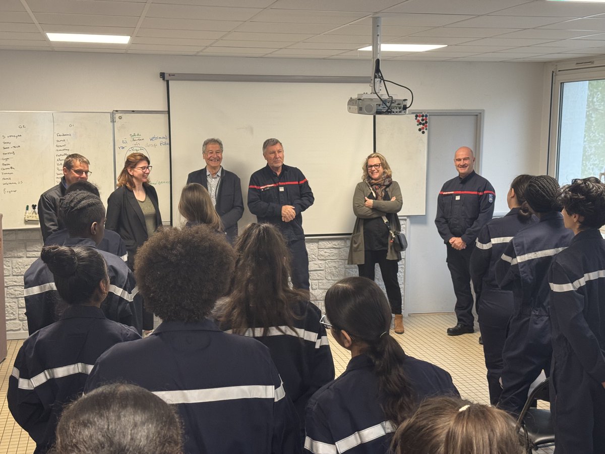 sdis91's tweet photo. Pendant les vacances, 19 collégiens de Corbeil-Essonnes participent à #EcoleOuverte : gestes de secours, sécurité incendie, entraide. Un programme citoyen où ils apprennent ensemble, au-delà des établissements, dans un vrai esprit collectif. https://t.co/3g5GrLCmUp