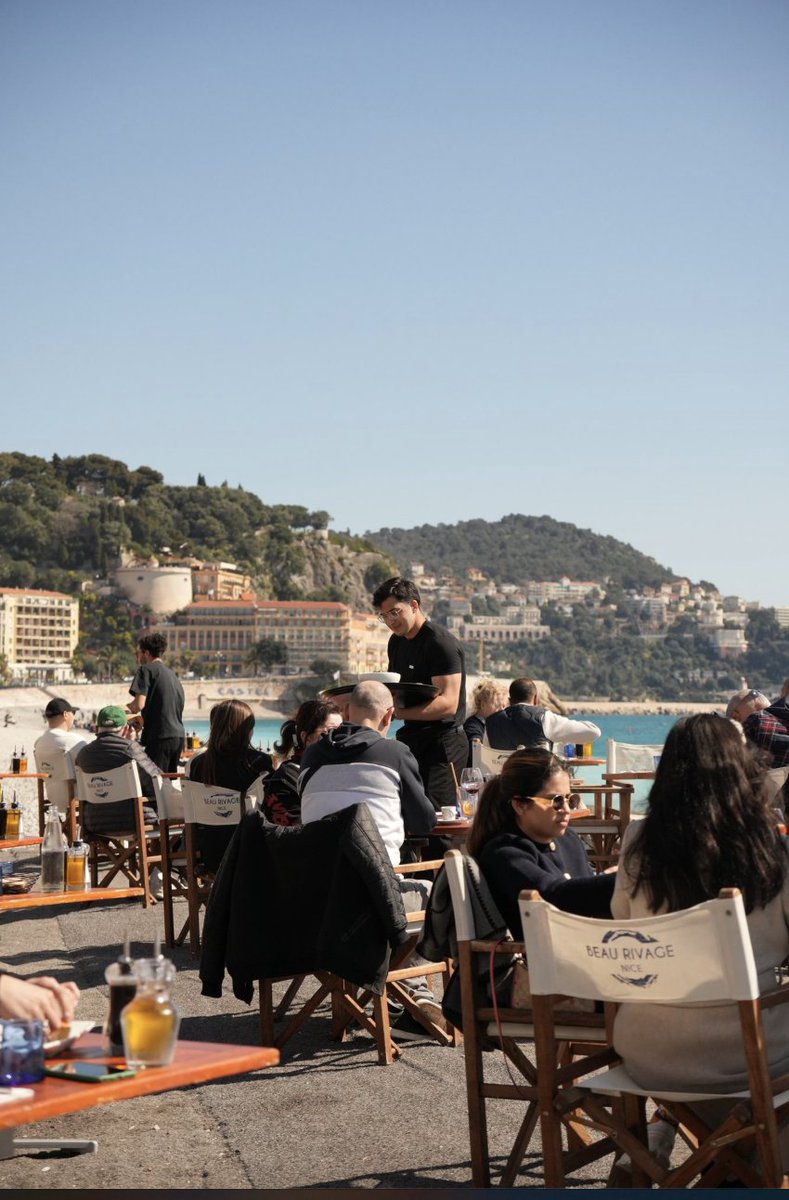#PlageBeauRivage
Que vous soyez là pour un moment de détente ou un déjeuner entre amis, la Plage Beau Rivage vous accueille avec :
Un décor de rêve
Des assiettes raffinées
Des cocktails signatures