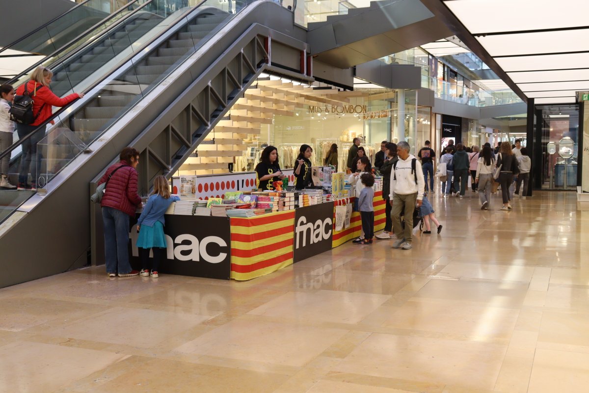 📚 Sant Jordi s’apropa!
Aquests dies si passeges per L’illa, no et perdis la paradeta de llibres d’ #Fnac, plena de novetats i clàssics per regalar (o autoregalar-te).
📍La trobaràs a la Galeria (Planta 0), just davant de Lacoste.