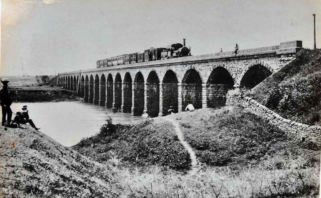 प्रश्न: भारत में पहली यात्री ट्रेन कब और कहां से चली थी?

A) 15 अगस्त 1947, दिल्ली से कानपुर
B) 16 अप्रैल 1853, मुंबई के बोरीबंदर से ठाणे
C) 26 जनवरी 1950, कोलकाता से हावड़ा
D) 1 जनवरी 1900, चेन्नई से मदुरै