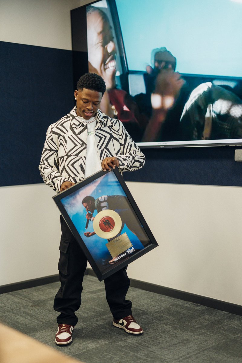 TouchlineTruth's tweet image. My first ever plaque. Thank you for streaming  “I’ll Always Have Me” towards GOLD status. I’m grateful. To the greatest fan base in the world. Ngiyanithanda💙