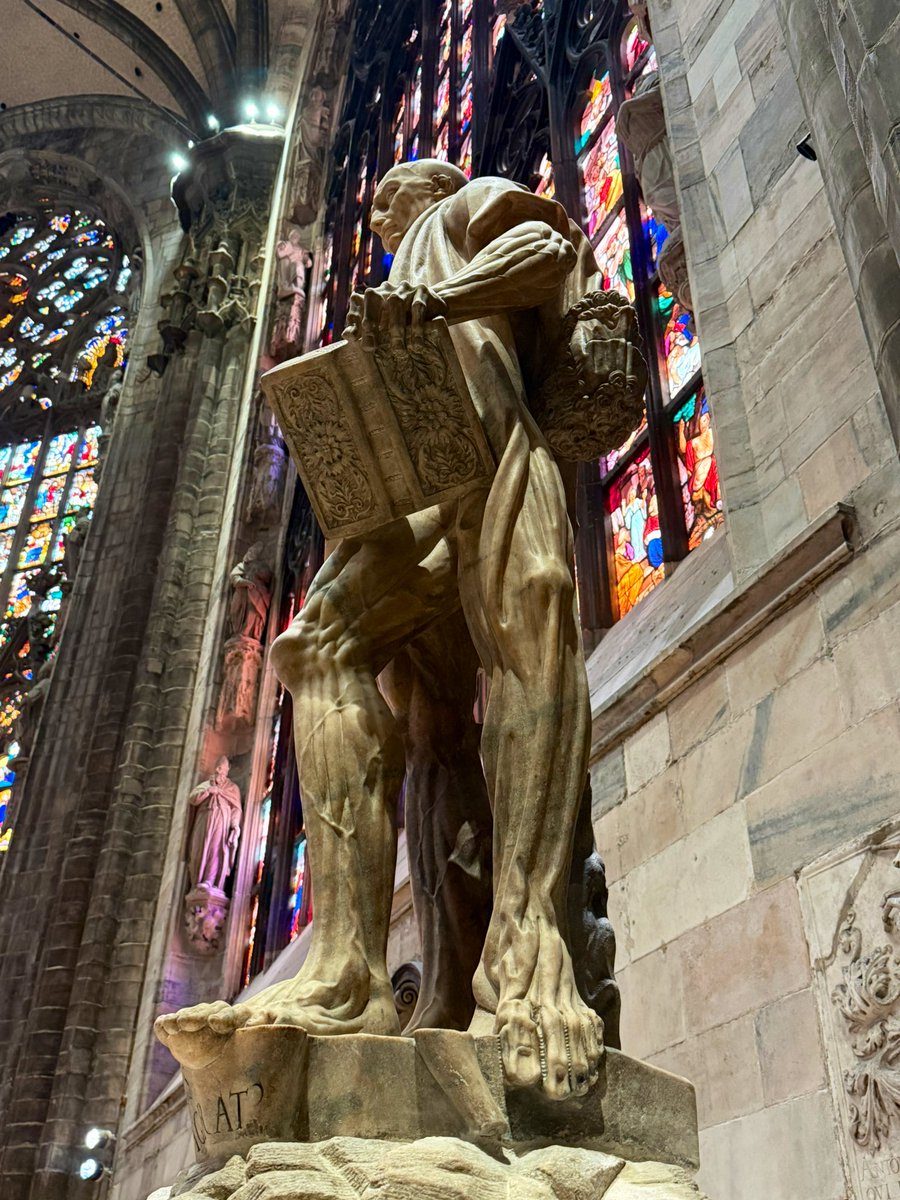 ケルン大聖堂よりも内装はこちらの方が重量感とか迫力あってデカく感じるんだよなあ、ミラノ大聖堂。
内陣の区切られ方のせいか、柱の彫刻のせいか、上に伸びるより下に迫ってくる感じがする。