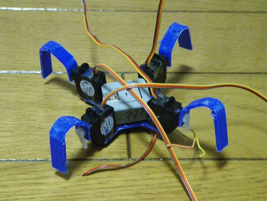 yamame61012288's tweet image. robo-takaoさんのNX24が可愛いので、作製してみる。空いているM5CapsuleはないためM5Atomを使う。サーボモーターも小さいのしかないけれど、小型化できて丁度いいかも。脚が短いな(^^;)
#NX24 #M5Atom