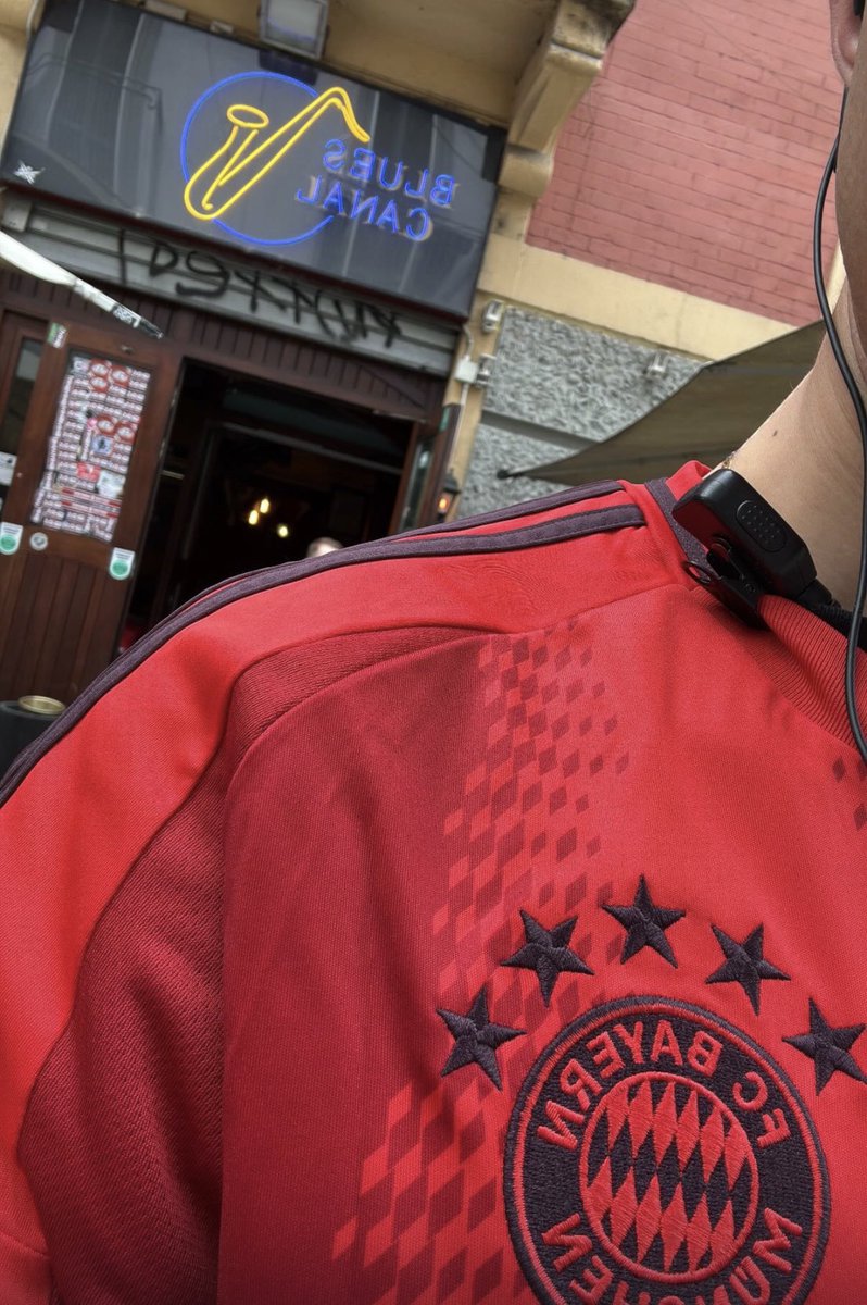 BLUESCANAL's tweet photo. Deutsches Bier, Fahnen, Gesänge und eine Menge Fans, die den FC Bayern vor und nach dem Spiel feiern.
Mehr muss man nicht sagen!

@FCBayern @FCBayernES @FCBayernEN @FCBayernUS  @FCBfrauen https://t.co/2GhaQYuRLA