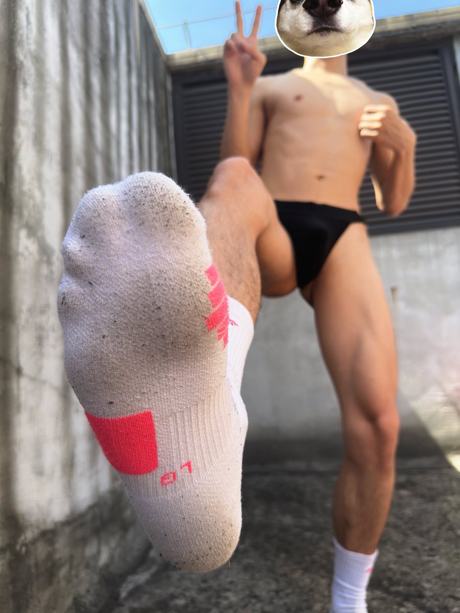 天台上发骚，每脱去一件衣服，骚狗的本性就会多暴露几分