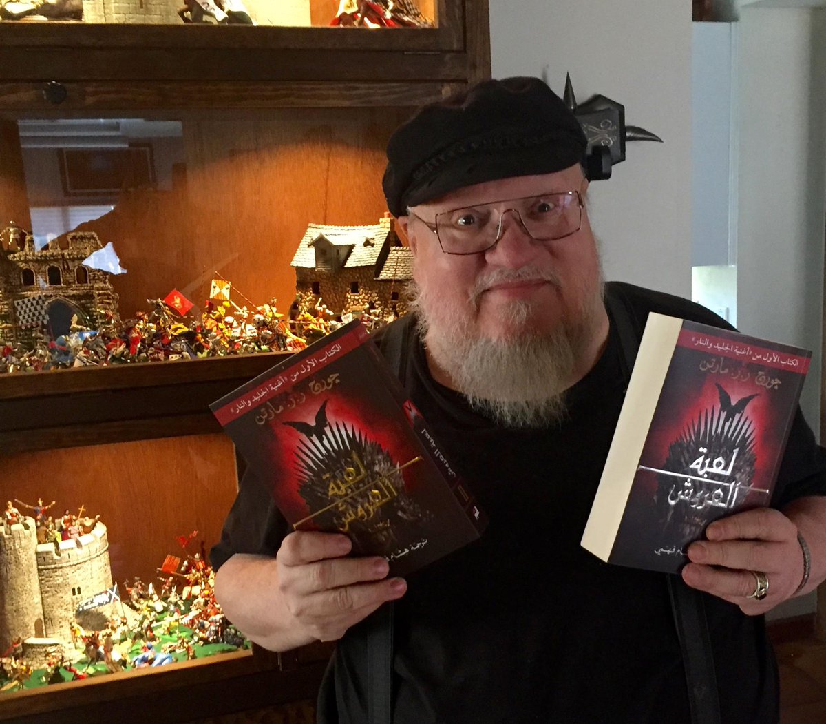 HishamFahmy's tweet image. على ثمانية: المقال المنتظَر (على ما أظن): 
لماذا أعيدُ ترجمة «أغنيَّة الجليد والنَّار» ❄️
أومنُ تمام الإيمان بأن الترجمة لا كبير لها، وأننا مهما تسلّقنا جبالها فلا مبلغ لقمّتها، وكلما وصلنا إلى مستوًى عالٍ من العلم، اكتشفنا مستوًى أعلى نطمح إليه. في مرّةٍ صارحتُ مترجمًا مرموقًا…