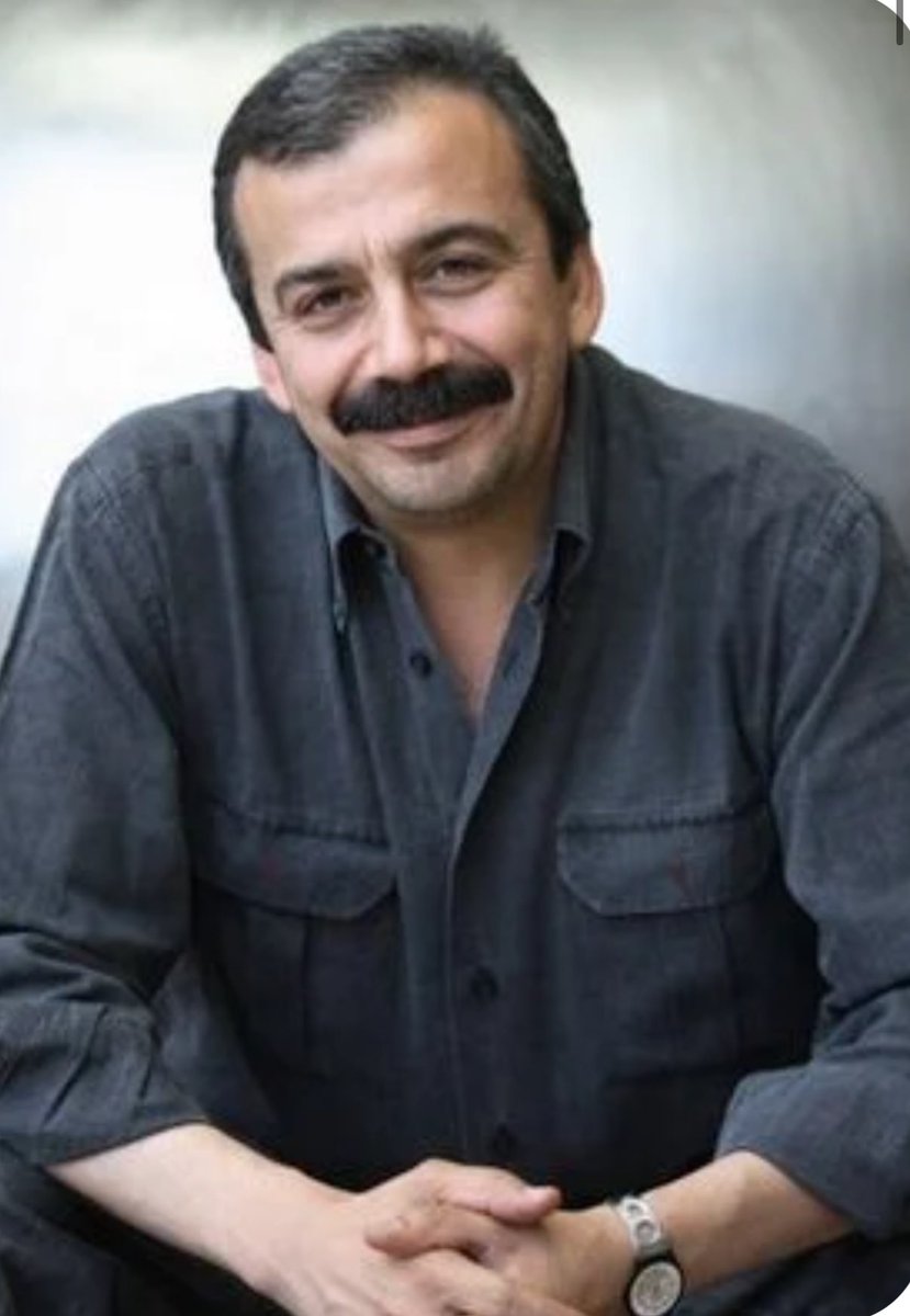 “Dualarım seninle, canım Sırrı abim…”

Az önce hastanedeydim. Doktorlar, önümüzdeki 72 saatin kritik olduğunu söyledi. İçim ezildi… Yıllardır gördüğüm o dimdik duruş, o gülümseyen gözler, o keskin zekâ ve ince ruh, şimdi hastane odasında hayatla bir başka mücadele veriyor.