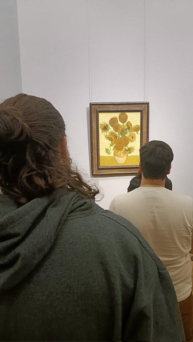 A Sunflower artist looking Sunflowers art <a href="/Pintorpin/">Pablo Pintor</a>