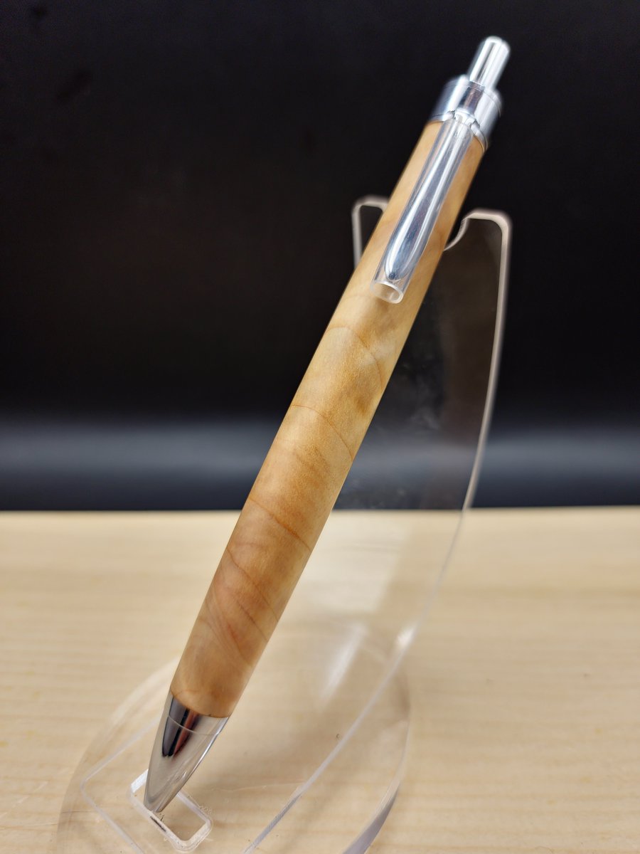 【フォロワー10000人超えるまで毎週プレゼント企画】

第11弾です

今回は"日本の宝/ヒノキ瘤"を使ったペンです！

下記、応募条件です

・4/20(〜23:59)まで
・リツイート&amp;フォロー
(必須ではありませんが是非インスタもフォローお願いします)
・当選後、住所・氏名・郵便番号を開示可能な方