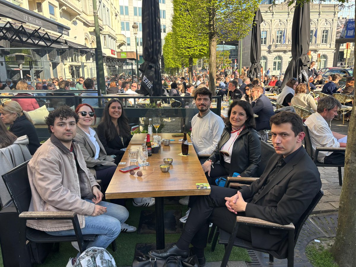 Bruxircle (@bruxircle) on Twitter photo 🇪🇺#Bruxircle Jean Monnet Bursiyerleri ile Brüksel’de Buluştu🇹🇷️
#JeanMonnetBursiyerleri 8-9 Nisan tarihlerinde <a href="/jeanmonnetbursu/">JEAN MONNET BURSU</a> tarafından düzenlenen çalışma ziyareti kapsamında #Brüksel’deydi🫱🏻🫲🏼
Aralarında #BruxircleMezunları’nın da bulunduğu bursiyerlerle bir araya geldik🤩 🇪🇺#Bruxircle Jean Monnet Bursiyerleri ile Brüksel’de Buluştu🇹🇷️
#JeanMonnetBursiyerleri 8-9 Nisan tarihlerinde <a href="/jeanmonnetbursu/">JEAN MONNET BURSU</a> tarafından düzenlenen çalışma ziyareti kapsamında #Brüksel’deydi🫱🏻🫲🏼
Aralarında #BruxircleMezunları’nın da bulunduğu bursiyerlerle bir araya geldik🤩