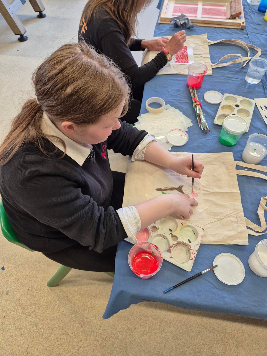 theaaazone's tweet image. 🎨👜 Creative vibes at Wednesday Youth Club! Young people designed their own tote bags &amp;amp; T-shirts — and smashed it! 👕✨

📍 Terence Brown Arc, E16 4JT
🕔 Wednesdays, 5–8pm | Ages 10–14 | Free!
📩 tracy@theaaazone.com

#YouthClub #Newham #CreativeYouth