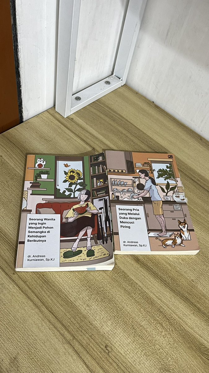 Hwaagood12's tweet photo. Kalau kamu lagi ngerasa kehilangan arah, down, atau sedih karena ditinggal selama-lamanya oleh orang yg kamu sayang, mungkin dua buku ini bisa ‘memeluk’ kamu ya 🫂

Seperti dipuk-puk dan kamu bisa sedikit lega dan pelan-pelan bangkit menjalani hidup dg baik 🩶 https://t.co/9ZuG6ctbRU
