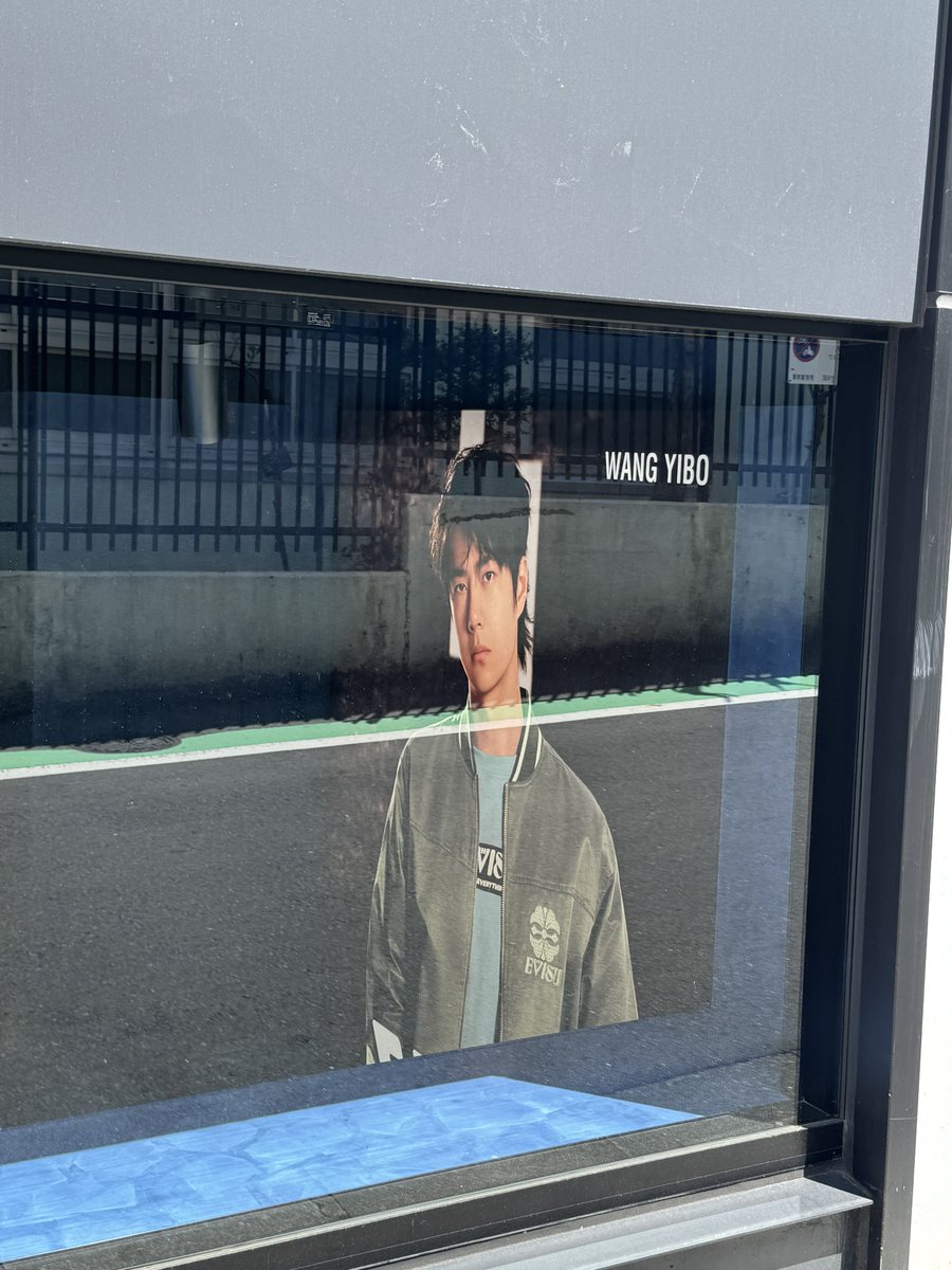 도쿄에 우리 이보..사진 딱
일하는중이라 반가워도 못하고 쓰윽 지나가기