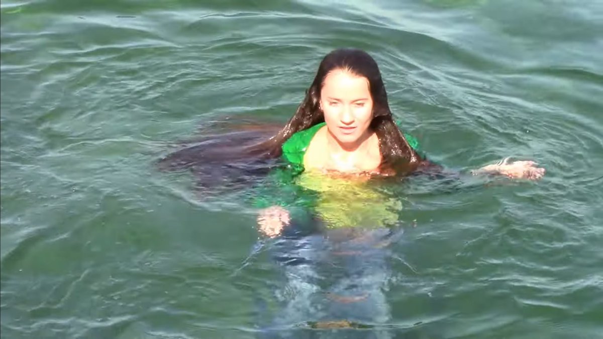 濡れ髪4コマ②
ロングのまま飛び込んでいき、何度も潜っていく姿が最高に潔ぎよくてかっこいい

そんな彼女に濡れた
日本じゃこんなのは撮影するの難しいな
youtu.be/ItQktxYLjMg?si…