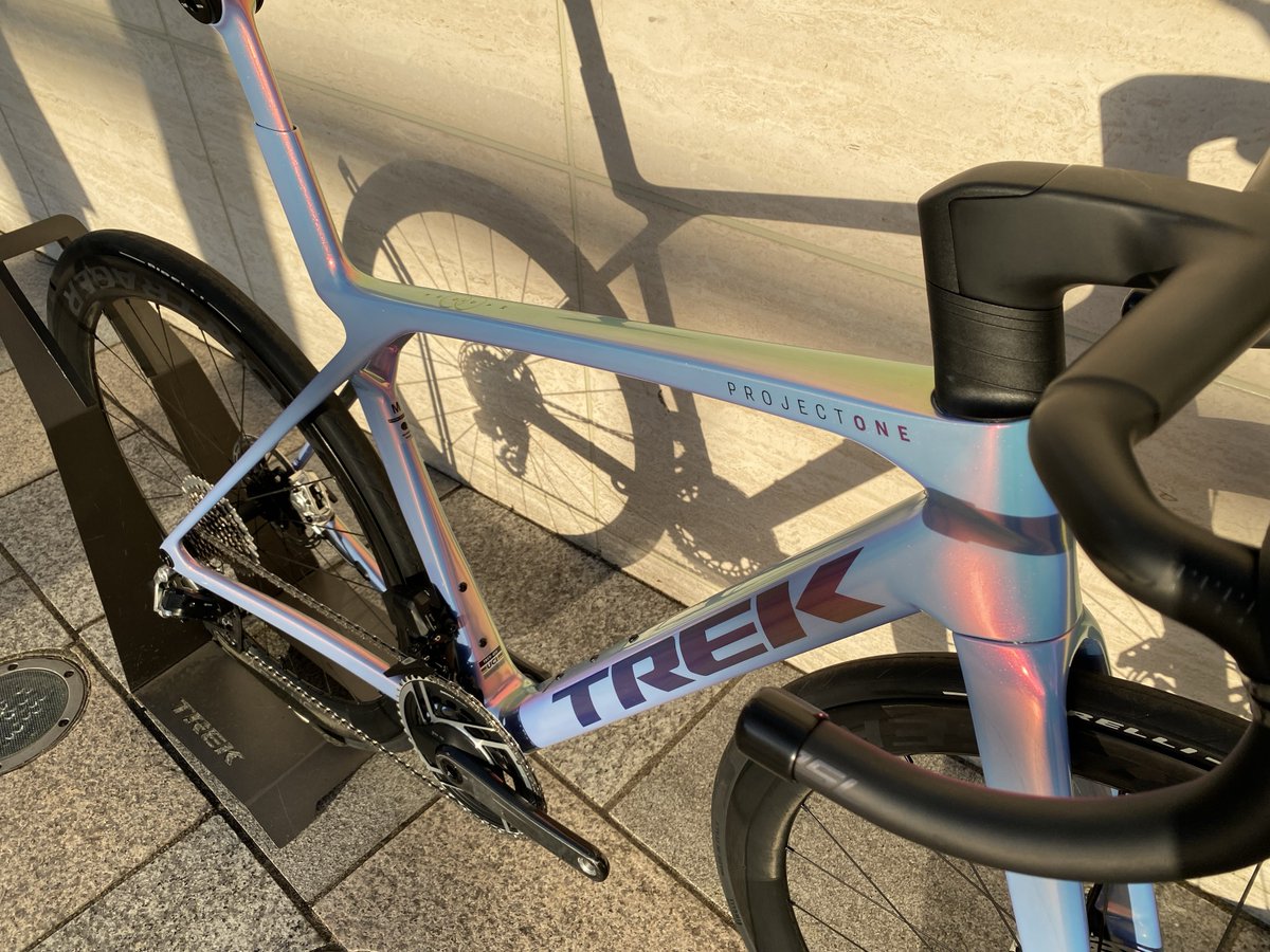 TREKBicycle_JP's tweet image. 【トレック六本木ヒルズ】

Project one ICON/Tête de la Courseカラー現在六本木店に展示しております。見る角度によってさまざまな表情を見せ、夕日に照らされると一層幻想的な雰囲気を醸し出しています。

#TREK #Madone #ProjectOne