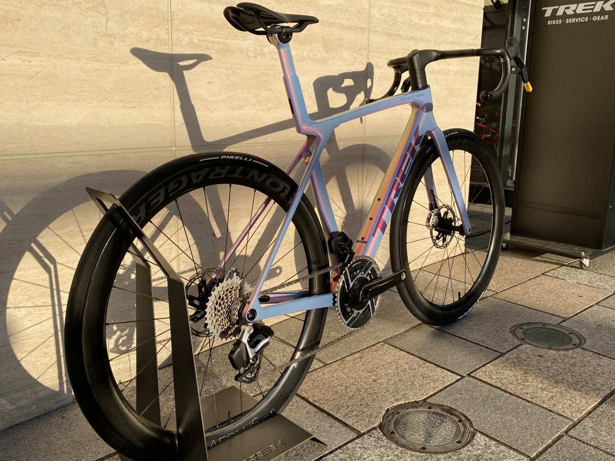 TREKBicycle_JP's tweet image. 【トレック六本木ヒルズ】

Project one ICON/Tête de la Courseカラー現在六本木店に展示しております。見る角度によってさまざまな表情を見せ、夕日に照らされると一層幻想的な雰囲気を醸し出しています。

#TREK #Madone #ProjectOne