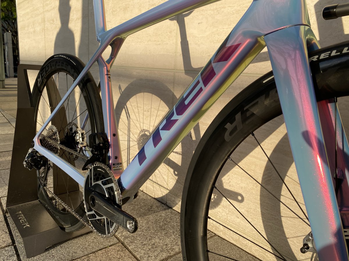 TREKBicycle_JP's tweet image. 【トレック六本木ヒルズ】

Project one ICON/Tête de la Courseカラー現在六本木店に展示しております。見る角度によってさまざまな表情を見せ、夕日に照らされると一層幻想的な雰囲気を醸し出しています。

#TREK #Madone #ProjectOne