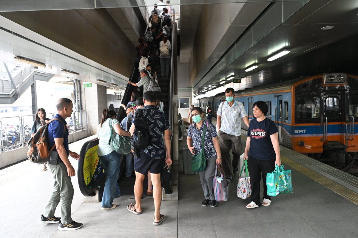 KhaosodEnglish's tweet photo. People are returning to Bangkok as Songkran long holidays ends today, April 16. Here at Rangsit Train Station, just north of Bangkok, it is expected to get more crowded this evening. (Photo by Somjit Jaichuen.) #Thailand #Songkran #Rangsit #Bangkok https://t.co/kpUHpZ7LFr