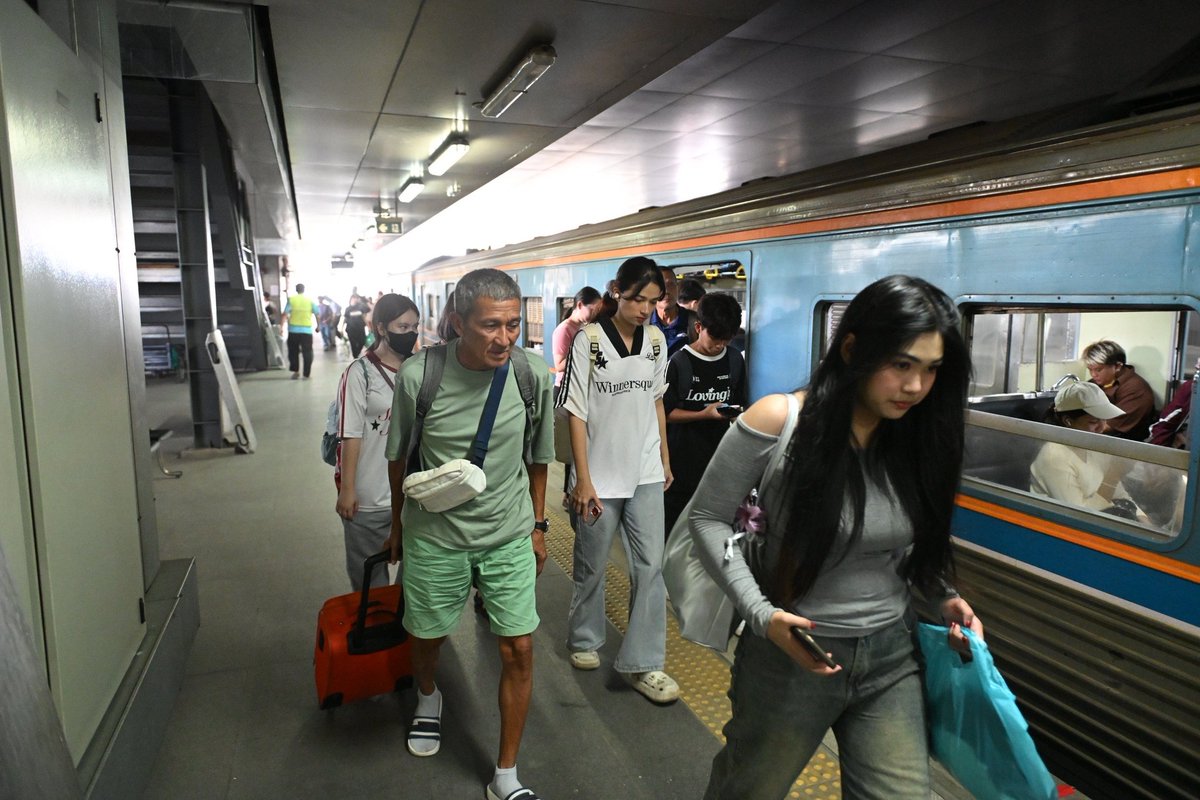 KhaosodEnglish's tweet photo. People are returning to Bangkok as Songkran long holidays ends today, April 16. Here at Rangsit Train Station, just north of Bangkok, it is expected to get more crowded this evening. (Photo by Somjit Jaichuen.) #Thailand #Songkran #Rangsit #Bangkok https://t.co/kpUHpZ7LFr