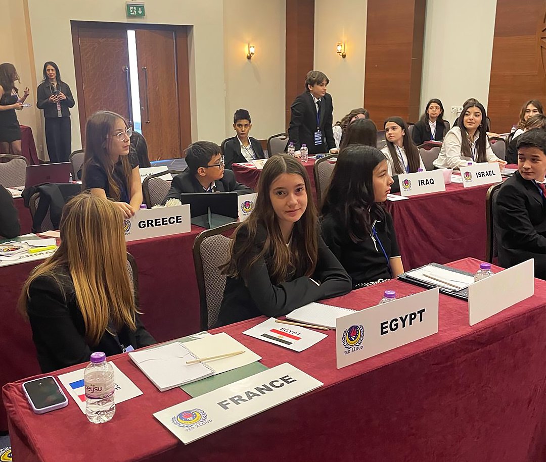 #TEDEdirneKoleji Ortaokulu öğrencilerimiz, 11-13 Nisan 2025 tarihleri arasında TED Antalya Kolejinde düzenlenen “TEDAloud” İngilizce münazara etkinliğinde okulumuzu başarıyla temsil ettiler. 
Etkinlik kapsamında 6. ve 7. sınıf öğrencilerimiz, kendilerine önceden atanan ülkeler