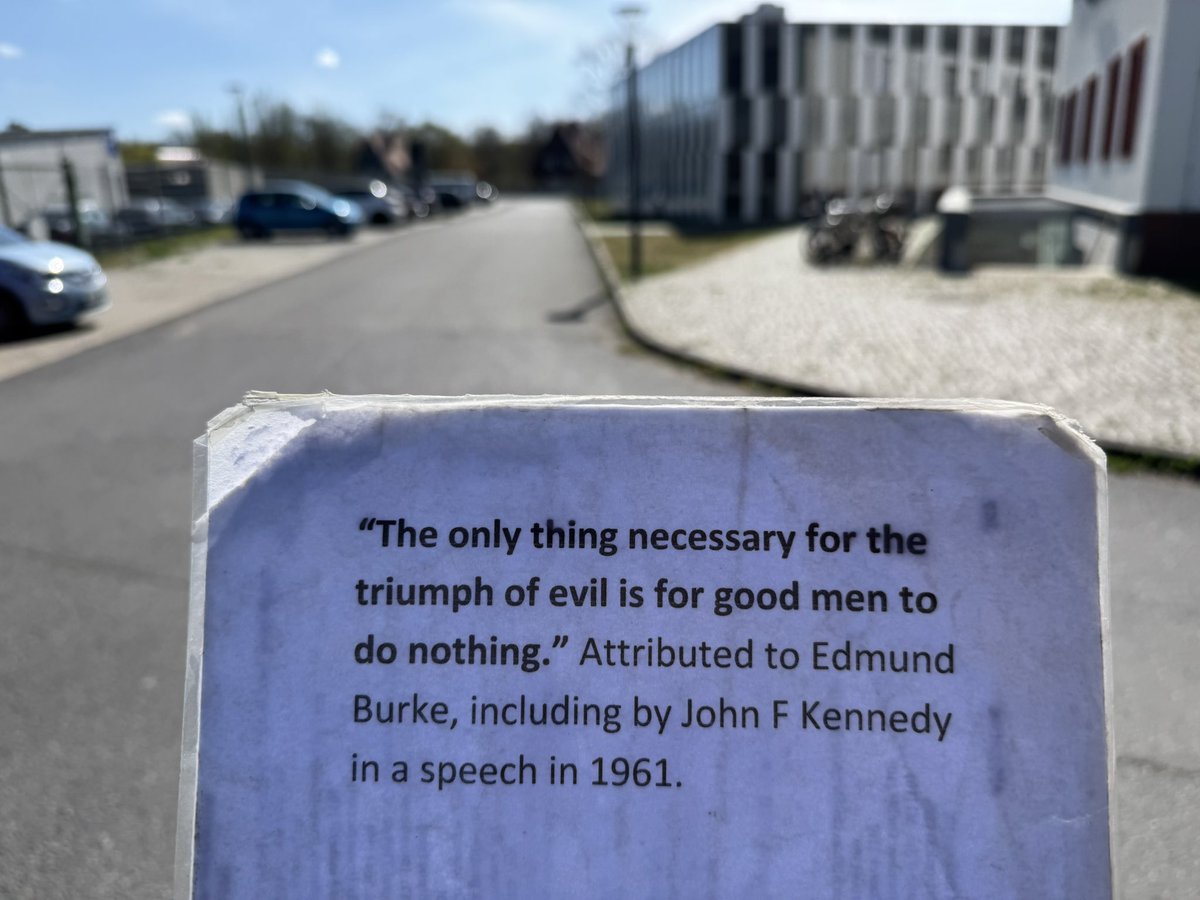 "Lo único necesario para el triunfo del mal es que los hombres buenos no hagan nada". Atribuido a
Edmund Burke, incluso por John F.
Kennedy en un discurso en 1961.