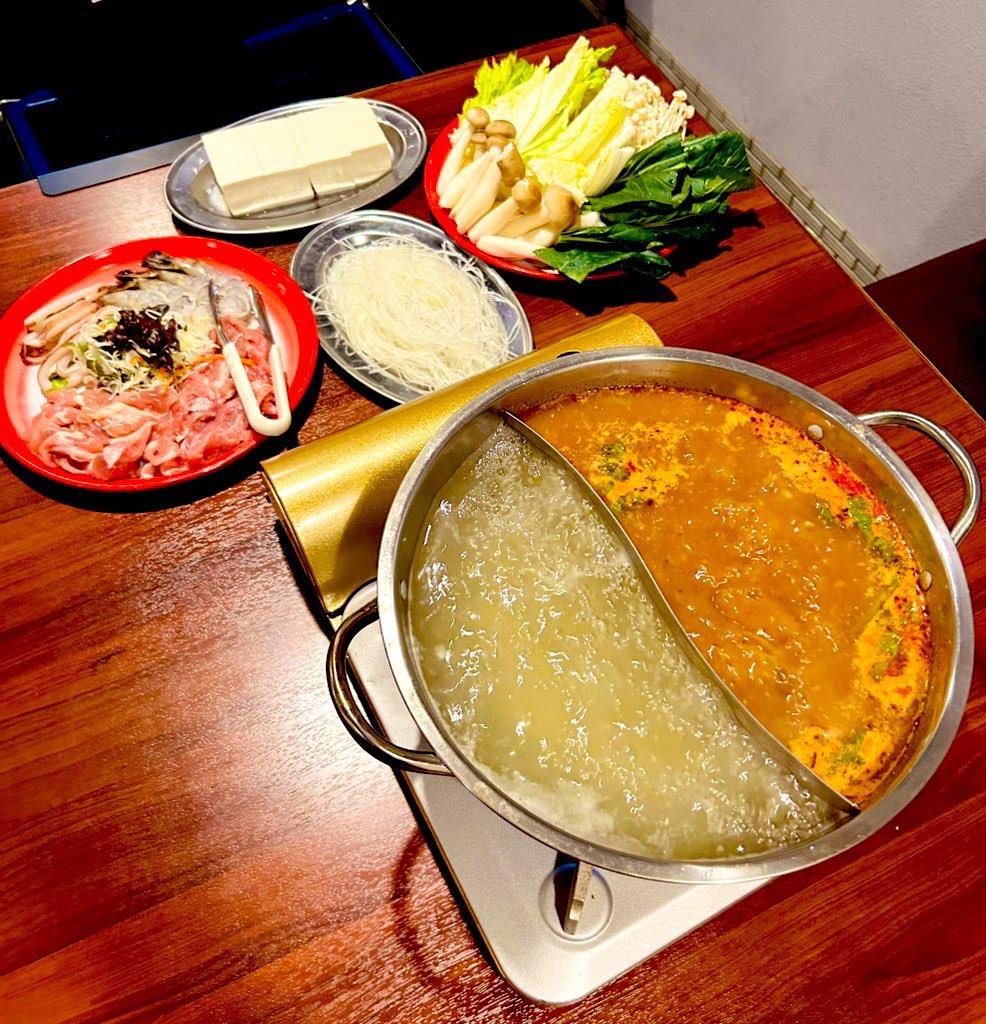 辛い物大好きな娘とタイのスパイシー鍋🥘🇹🇭
最高に美味しくて楽しい🤗💕
#コップン天満 #天六  #大阪
#コップン2色鍋 #トムヤムクン #タイスキ