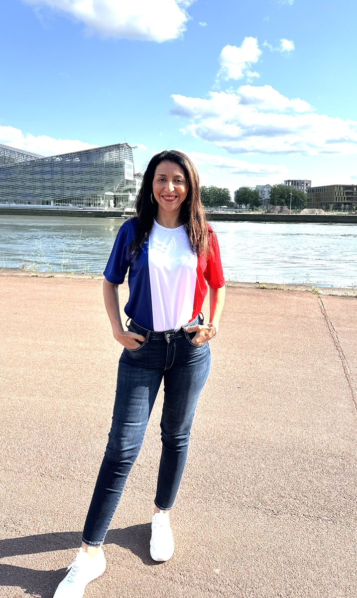 HendaAyari5's tweet photo. J’ai été récemment contactée par un cadre du parti Reconquête, avec qui j’ai eu un long échange ce matin. 
Il m’a fait part de son soutien et du fait qu’il suivait mon parcours et mes combats depuis un certain temps, il m’a confié que de nombreuses personnes au sein du parti @Reconquete_off me soutiennent, qu’elles respectent mon engagement, et que plusieurs membres sont eux-mêmes musulmans. Il a insisté sur le fait que Reconquête n’a rien contre les musulmans, mais que leur objectif est de mettre un terme à l’immigration islamiste, qu’il considère a juste titre comme de plus en plus dangereuse pour notre pays.

Je lui ai répondu avec franchise. J’ai dit que j’apprécie la personnalité et le travail de Sarah Knafo, et que je n’avais rien contre Éric Zemmour personnellement, si ce n’est certains propos qu’il a tenus, notamment dans son livre, où il prend la défense de Tariq Ramadan un homme condamné pour viol en Suisse, contre qui j’ai moi-même porté plainte, comme d’autres femmes.

J’ai également rappelé que j’ai été harcelée et insultée par des personnes se réclamant de Reconquête, mais aussi du Rassemblement National. Pourquoi ? Parce que j’ai simplement demandé à Alice Cordier de ne pas faire d’amalgame entre islam et islamisme, en précisant que j’étais musulmane et patriote. Ce message m’a valu une avalanche de haine de la part de certains identitaires racistes, exactement comme celle que j’ai subie de la part des islamistes et de leurs soutiens. Même violence, mêmes méthodes. Parce que des deux côtés, dès qu’on pense librement, on dérange.

J’ai été très claire, je refuse catégoriquement l’amalgame entre islam et islamisme. Mon combat n’est pas contre une religion, mais contre une idéologie politico-religieuse qui opprime, divise et menace la République. Je suis musulmane, patriote et républicaine, et je ne laisserai personne me faire honte de cela.

La démocratie, c’est la discussion. Je suis prête à dialoguer avec toutes les personnes, de tous partis. Cela ne veut pas dire que je partage leurs idées, ni que je les soutiens. Cela ne veut pas dire non plus que je vais adhérer à leur parti.  Cela veut dire que je suis libre, je parle à toutes les personnes de différents horizons, même si je ne partage pas forcément leurs opinions car je veux faire avancer les choses dans mon pays.

Mon seul objectif, c’est d’être utile à la France. D’agir pour la liberté, pour les femmes, pour la vérité. Je continuerai à m’opposer aux extrêmes, qu’ils viennent de la droite ou de la gauche. Et je le dis fermement, je ne serai pas ce que certains veulent faire de moi et je ne dirai pas ce que certains veulent l’entendre de moi pour être acceptée ou obtenir des postes en politique. 

Je ne serai pas l’idiote utile d’une organisation politique. Je ne permettrai à personne d’instrumentaliser mon histoire, mes combats et ma voix. 
Je ne suis plus la jeune femme naïve qu’on pouvait manipuler auparavant. Aujourd’hui, je suis une femme libre, riche d’expérience avec une vision, des convictions solides, des projets et un engagement total pour mon pays.

Je travaille actuellement sur un projet important et prometteur, avec d’autres amis patriotes issus de l’immigration comme moi, des musulmans, des juifs, des chrétiens, tous unis par l’amour de la France et les valeurs républicaines. Celles et ceux qui partagent ces valeurs et mes idées pourront très bientôt y adhérer.

Je veux faire entendre une autre voix. Celle des Français issus de la diversité qui aiment profondément ce pays, et qui refusent qu’on parle en leur nom pour les manipuler ou les diviser. Une voix libre. Une voix qu’on n’arrêtera pas.
Parce que comme des milliers d’autres personnes issues de l’immigration, je suis patriote et j’aime profondément la France. Je ne suis pas la seule, nous sommes nombreux, et je souhaite que d’autres élèvent leur voix, pour se faire entendre tout comme moi…💙🤍❤️

Henda Ayari