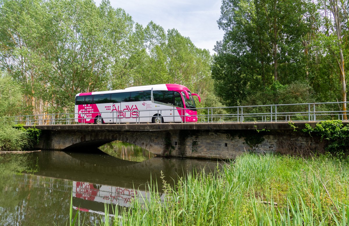 Jonnogales's tweet photo. 🚌 La Línea 9 de #Alavabus inicia su calendario de verano con mejoras entre #VitoriaGasteiz y #Logroño.

🔸 16 expediciones de lunes a sábado
🔸 14 expediciones domingos y festivos

Además, recupera los recorridos por #MontañaAlavesa.

📌 Más información: https://t.co/X8tburr1h8 https://t.co/5G68zKUWAM