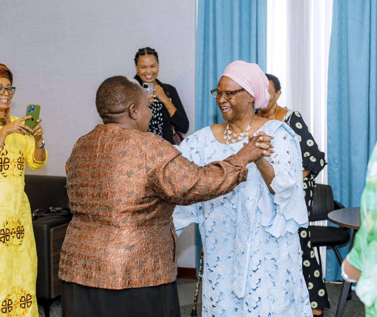 Nilipo hapa natetemeka, siku ya leo imenirudisha nyuma kimawazo na kunipeleka pale chini ya mwembe UDASA-UDSM tulikutana akina mama wakanipa moyo kuhusu safari yangu ya kwenda Beijing-Getrude Mongella #30YearOfBeijing
#IWD2025
#CelebratingBeijing30