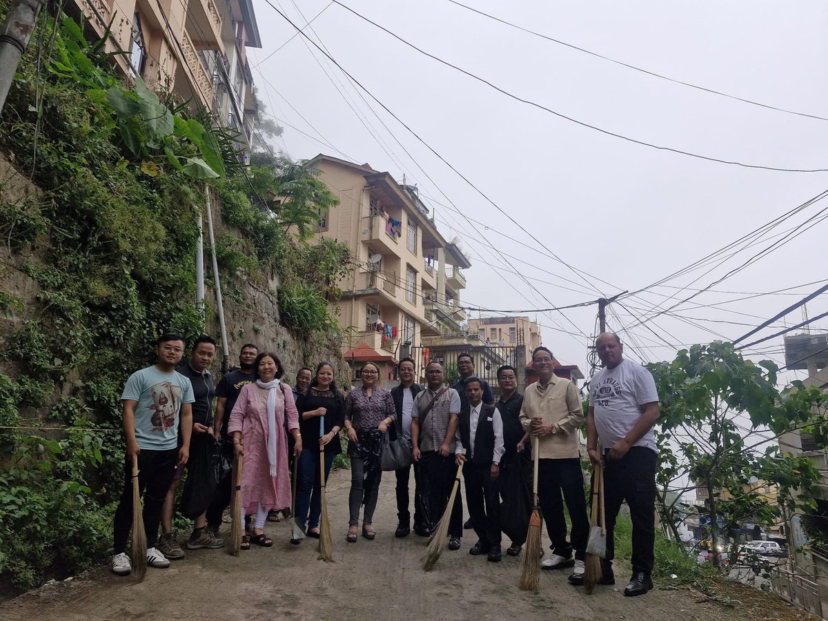 MsaTluanga's tweet photo. BJP Mizoram Cleanliness Drive on the ongoing celebrations of Party Foundation Day &amp; Dr BR Ambedkar Birth Anniversary.
#BJP4Mizoram #Mizoram #BJP #AmbedkarJayanti #BJPSthapanaDiwas

@deveshkumarbjp @hmuakabjp @lalthangmawii75 @iamfelakhiangte https://t.co/Ppf7FQZCzs