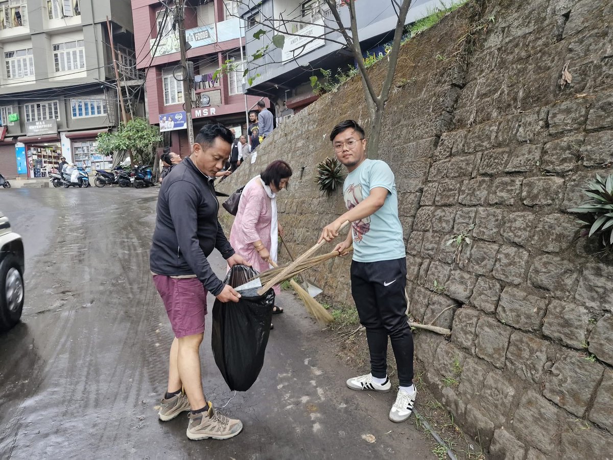 MsaTluanga's tweet photo. BJP Mizoram Cleanliness Drive on the ongoing celebrations of Party Foundation Day &amp; Dr BR Ambedkar Birth Anniversary.
#BJP4Mizoram #Mizoram #BJP #AmbedkarJayanti #BJPSthapanaDiwas

@deveshkumarbjp @hmuakabjp @lalthangmawii75 @iamfelakhiangte https://t.co/Ppf7FQZCzs