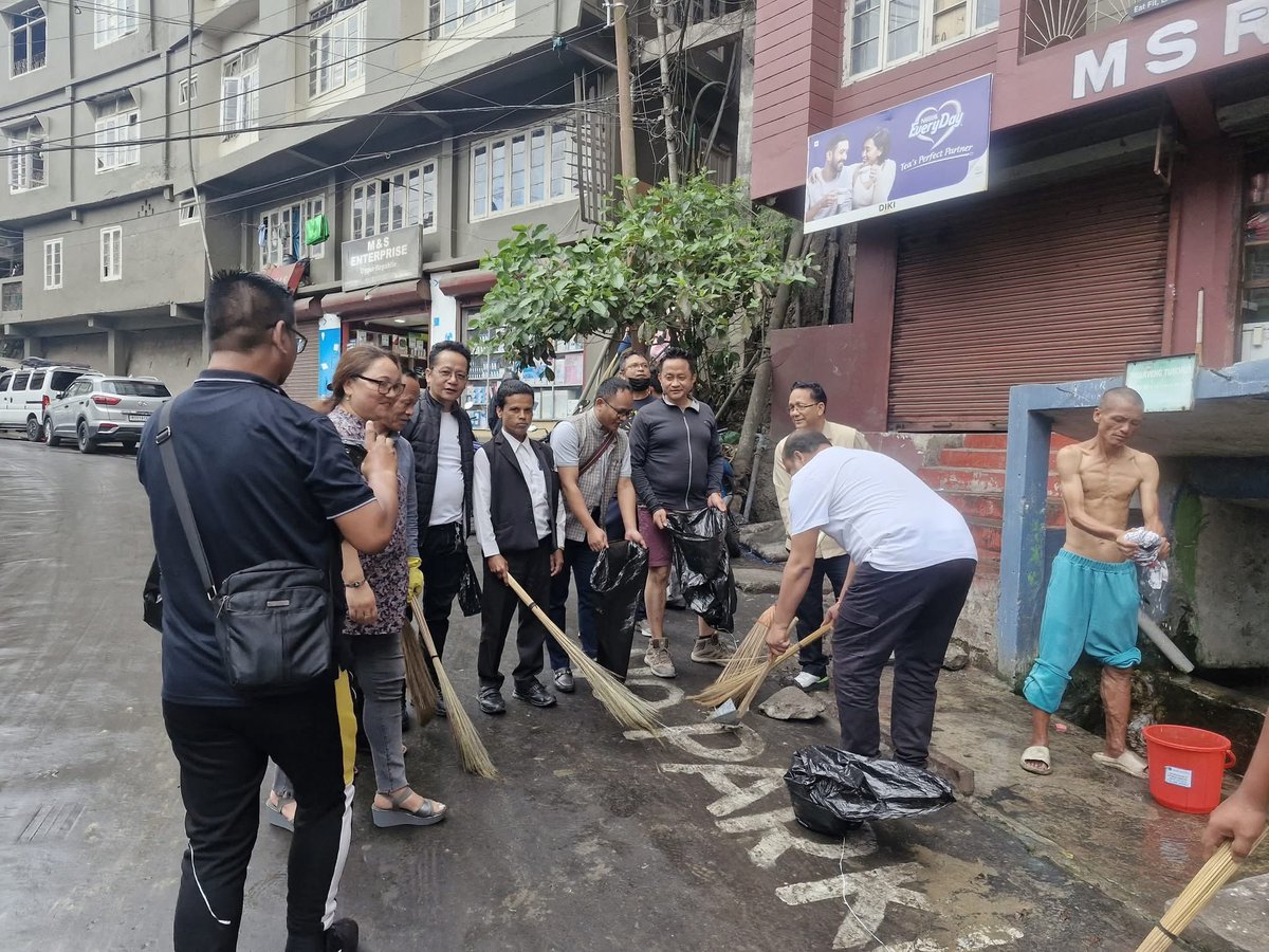 MsaTluanga's tweet photo. BJP Mizoram Cleanliness Drive on the ongoing celebrations of Party Foundation Day &amp; Dr BR Ambedkar Birth Anniversary.
#BJP4Mizoram #Mizoram #BJP #AmbedkarJayanti #BJPSthapanaDiwas

@deveshkumarbjp @hmuakabjp @lalthangmawii75 @iamfelakhiangte https://t.co/Ppf7FQZCzs