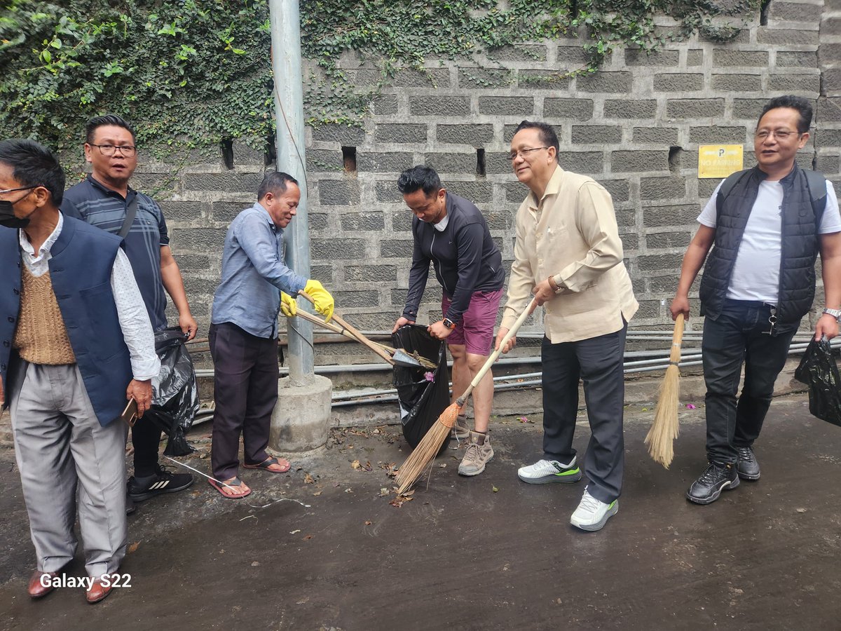 MsaTluanga's tweet photo. BJP Mizoram Cleanliness Drive on the ongoing celebrations of Party Foundation Day &amp; Dr BR Ambedkar Birth Anniversary.
#BJP4Mizoram #Mizoram #BJP #AmbedkarJayanti #BJPSthapanaDiwas

@deveshkumarbjp @hmuakabjp @lalthangmawii75 @iamfelakhiangte https://t.co/Ppf7FQZCzs