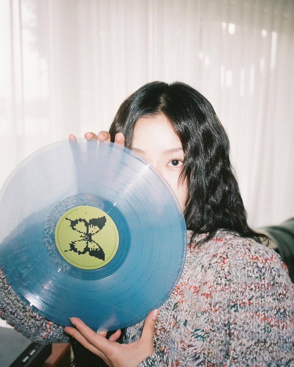 ohyeah_mmm's tweet photo. 휘인이 시즌그리팅 사진작가님이 올려준 사진📷

다시봐도 너무 좋음...🫠 https://t.co/b2349Ggo4C