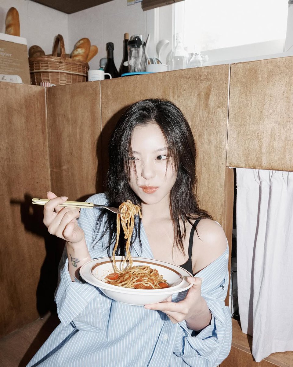 ohyeah_mmm's tweet photo. 휘인이 시즌그리팅 사진작가님이 올려준 사진📷

다시봐도 너무 좋음...🫠 https://t.co/b2349Ggo4C