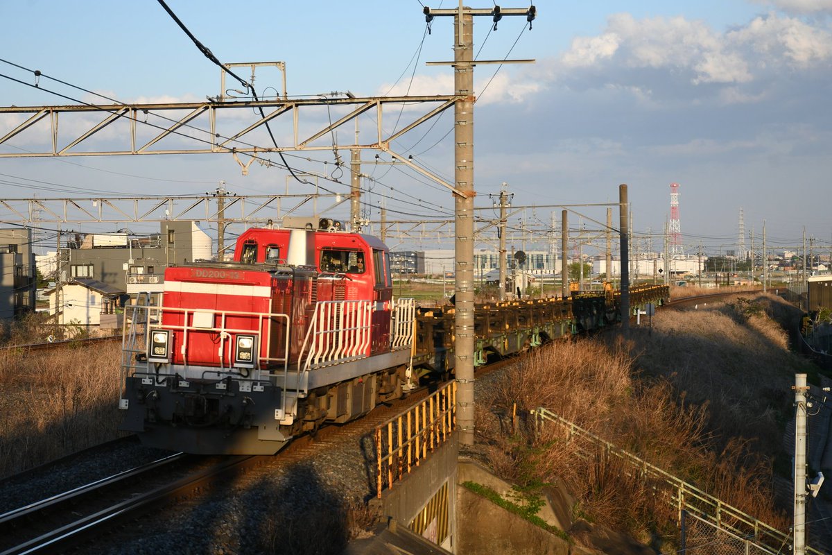 BPsha2QL0OQHh71's tweet image. こんばんは🌃 今日は休みで撮影しましたので最新画像です。昨日のキハ110KY出場のE493系返却と日鐵チキ返却です。日鐵チキは途中で財布を忘れてしまい、妥協の駅撮りになりました😭ビルの影が酷い😰
2025年4月16日 回9730M E493系オク02編成
8086ﾚ DD200-19+キチ5500 9B 
#DD200