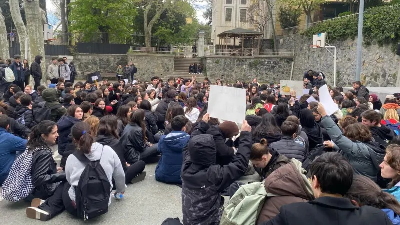 egitimsen's tweet photo. Atama yetkilerinin tamamen Bakanlık onayına bağlanmasının, öğretmen ve yönetici atamalarını "siyasal ve sendikal yakınlık zeminine" indirgediğini belirten Eğitim Sen Yükseköğretim ve Eğitim Sekreteri Evrim Gülez, "Bu atamalar bir an önce iptal edilmeli." dedi.
#TorpilDeğilLiyakat
https://t.co/MOTxHSEPb4