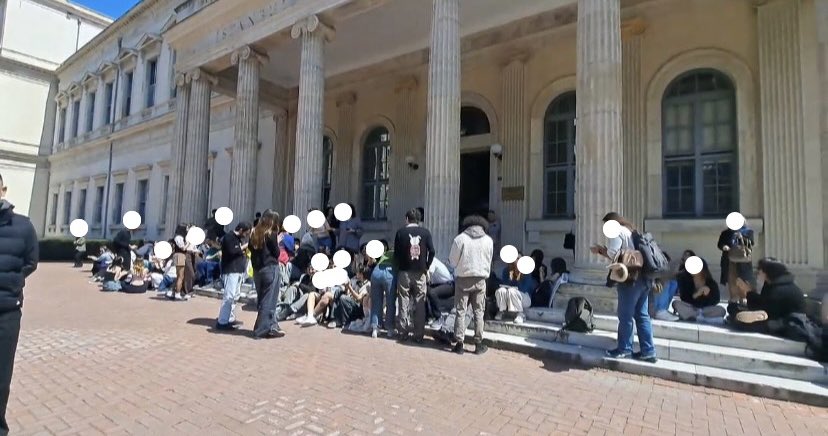 İTÜ’lüler, tutuklanan üniversite öğrencileri için, sahip oldukları anayasal hakları başta olmak üzere birçok haklarını savunabilmek için Taşkışla önünde oturarak alkış ve ıslıklarla ses çıkarma eylemi gerçekleştirdi. Öğrencilerin 16 Nisan 2025 tarihi itibariyle her gün eylemi