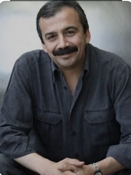 Kalp ameliyatı geçiren kıymetli Sırrı Süreyya’ya geçmiş olsun dileklerimi iletiyorum.
Rabbimden acil şifalar, sağlıklı ve uzun ömürler diliyorum.
Bu toprakların barış ve vicdan sesi olarak yeniden aramızda görmek en büyük temennimizdir.⁦<a href="/59748onder/">59.748 Sırrı Süreyya Önder</a>⁩