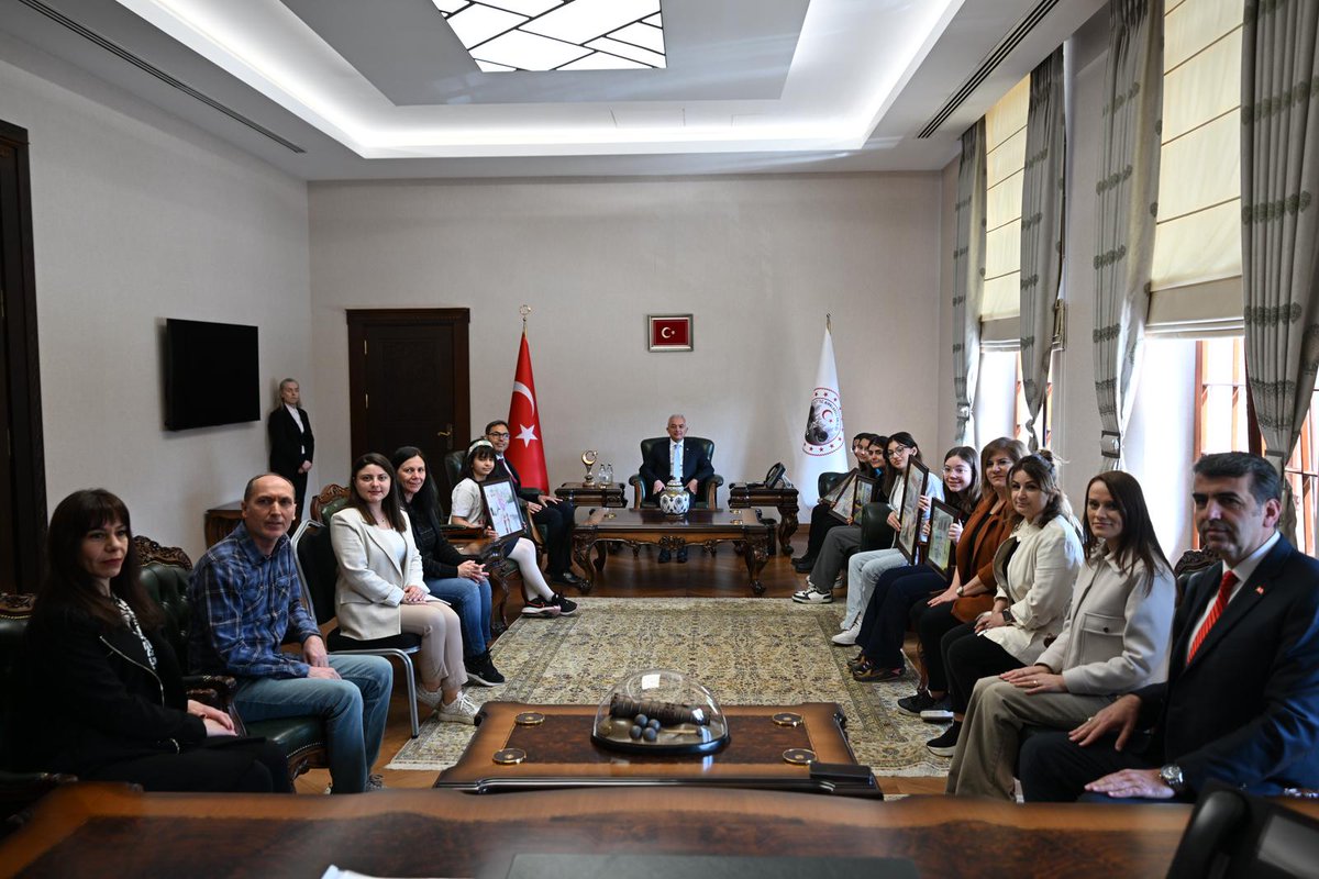 valikirklareli's tweet photo. Valimiz Sayın Uğur Turan, Turizm Haftası etkinlikleri kapsamında ilimiz geneli resmi/özel ortaokul öğrencileri arasında düzenlenen "Senin Gözünde Kırklareli" temalı resim yarışmasında dereceye giren öğrencileri Valilik Makamında kabul ederek, başarılarından dolayı tebrik etti. https://t.co/5xBMukp92h