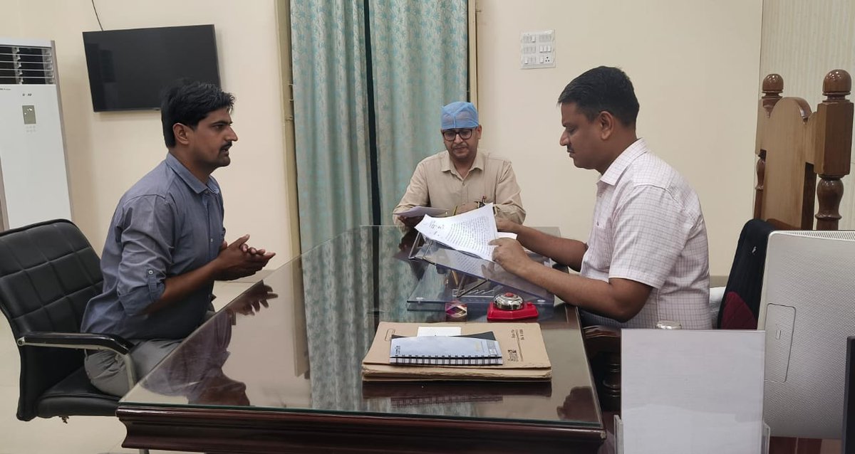 deo_varanasi's tweet photo. आज जनता दर्शन के दौरान जन सामान्य की समस्याएं सुनीं गयीं। सम्बन्धित अधिकारियों को गुणवत्तापूर्ण ढंग से निदान कराने हेतु निर्देश दिए गए।@CMOfficeUP https://t.co/Zjv23lj2wg